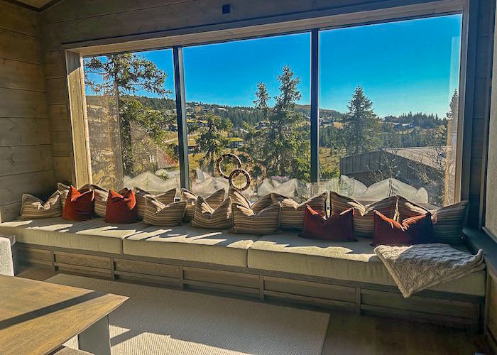 Sitteputer i hytte på fjellet