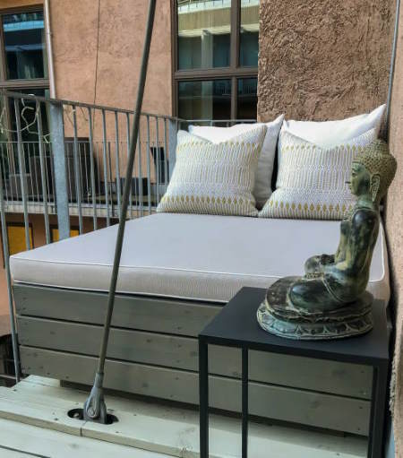 Sofa med uteputer som utnytter plassen på
				      liten balkong maksimalt