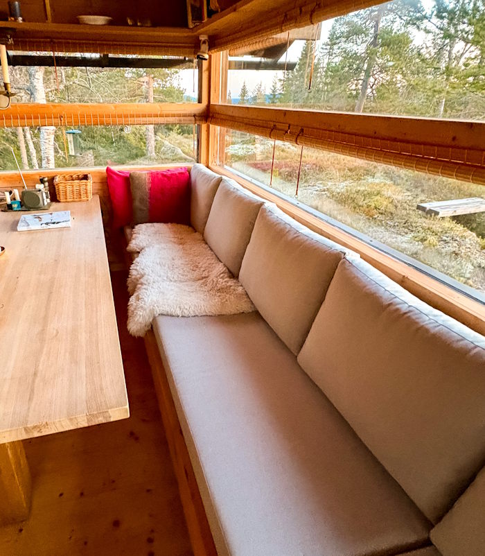 Nye sitteputer og ryggputer på mål til plassbygd sofa i hytte med panoramavindu