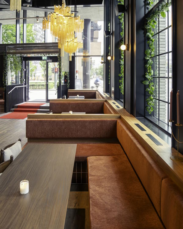 Sittebås med vegghengte puter