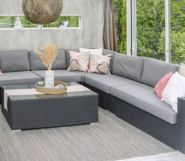 Rotting sofa med nye hageputer på mål