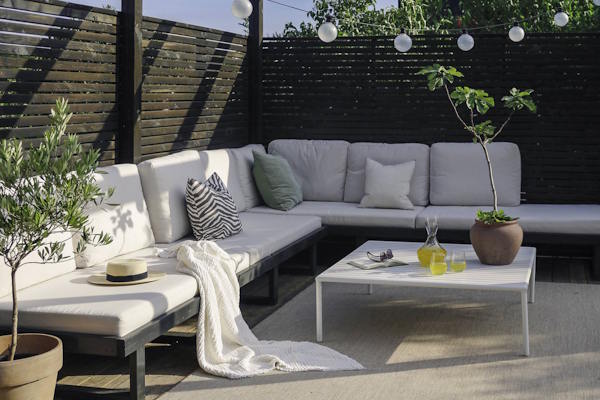 Selvbygget lounge utesofa med puter på mål