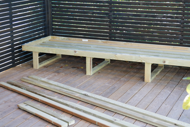 Materialer og en ferdig utesofa