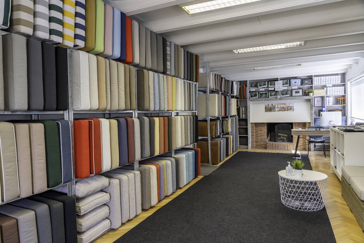 Dine Puter showroom med puter i alle farger og stoffer utstilt
